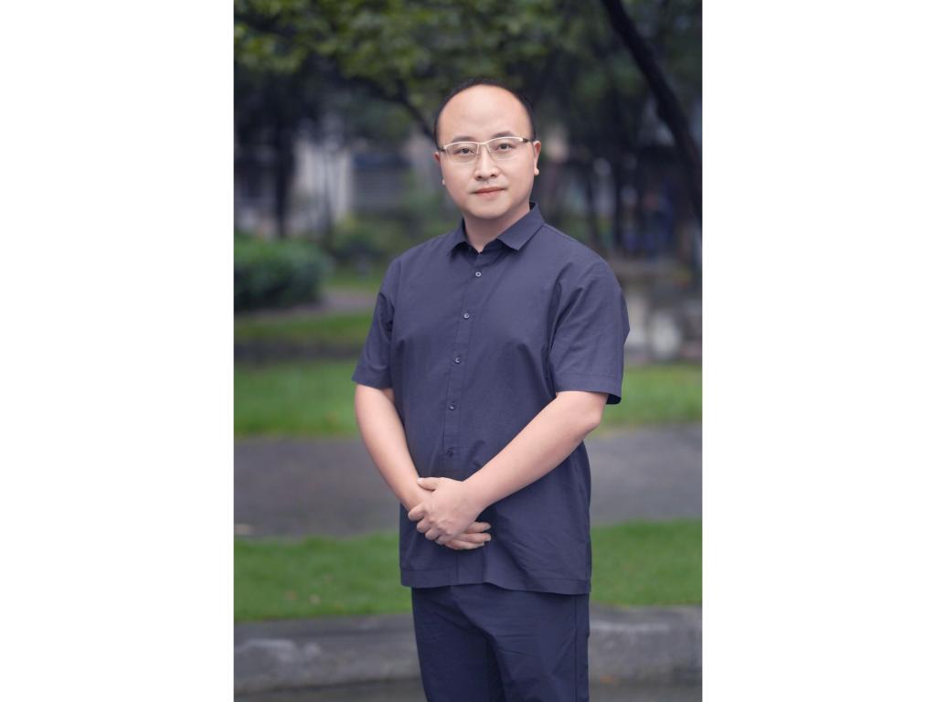 李波  